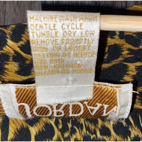 VTG Womens Animal Print Button Up Shirt M Tan Black Retro 90s Cheetah Mob Wife - Picture 13 of 13